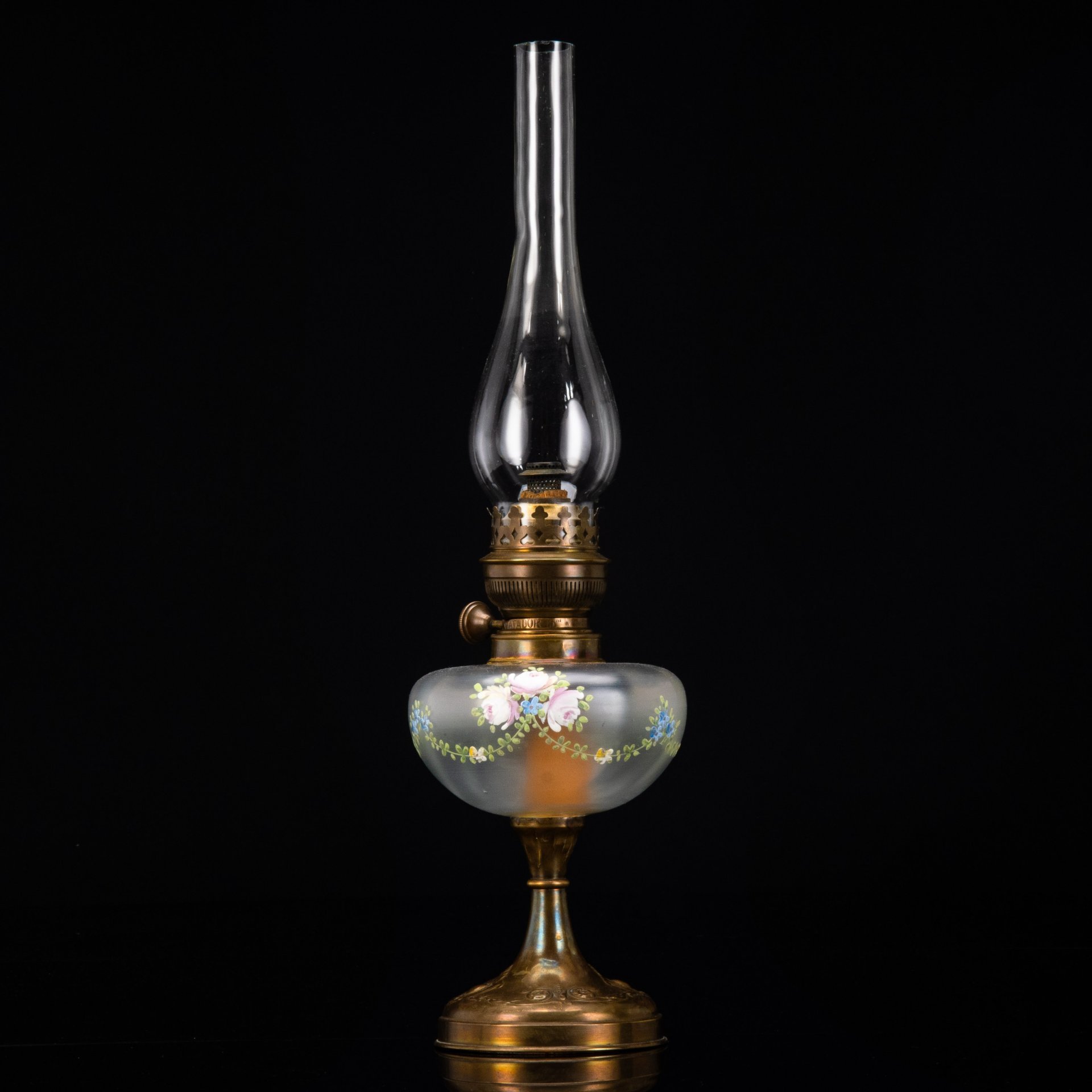 Лампа керосиновая  на высокой ножке с резервуаром, украшенным цветочными гирляндами, «Matador», 15 линий, «Erich & Graetz» (?), латунь, стекло, эмали, текстиль (фитиль), Германия, 1900-1920 гг.
