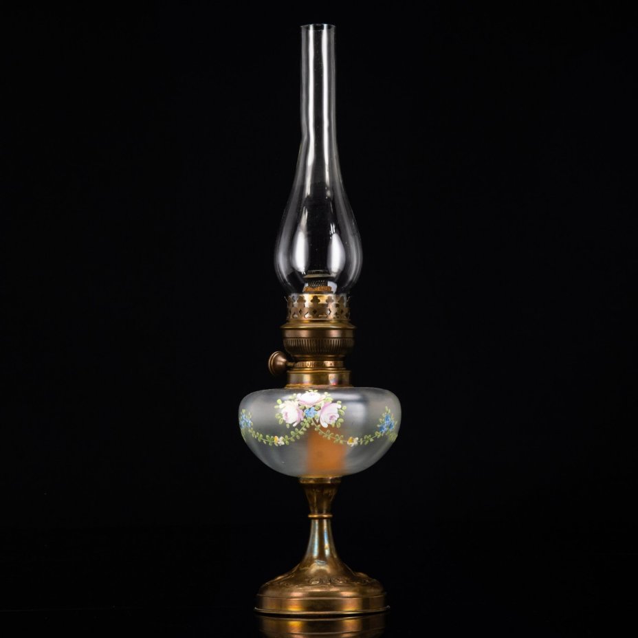 Лампа керосиновая  на высокой ножке с резервуаром, украшенным цветочными гирляндами, «Matador», 15 линий, «Erich & Graetz» (?), латунь, стекло, эмали, текстиль (фитиль), Германия, 1900-1920 гг.