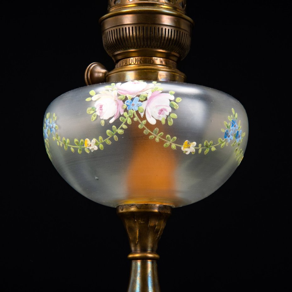Лампа керосиновая  на высокой ножке с резервуаром, украшенным цветочными гирляндами, «Matador», 15 линий, «Erich & Graetz» (?)