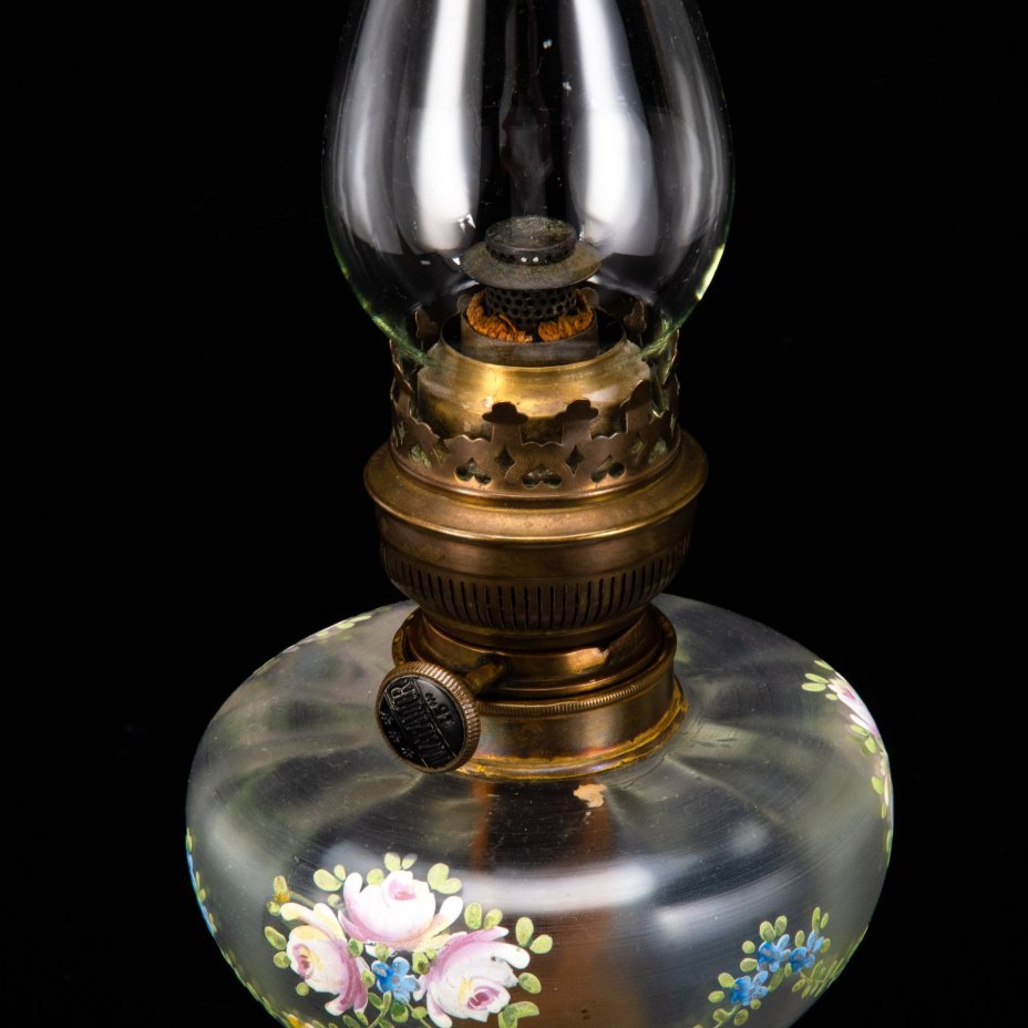 Лампа керосиновая  на высокой ножке с резервуаром, украшенным цветочными гирляндами, «Matador», 15 линий, «Erich & Graetz» (?)