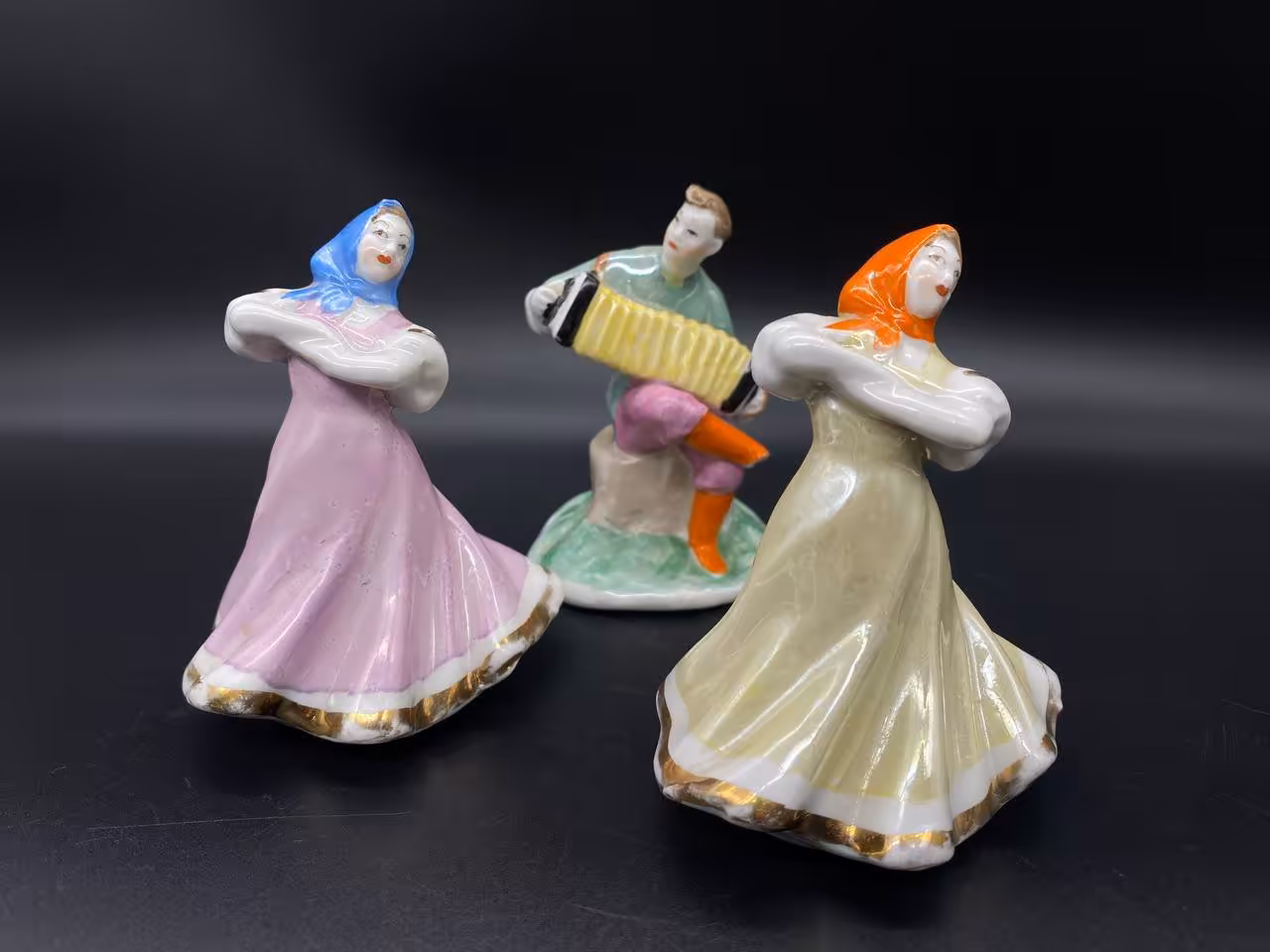 Комплект из трёх статуэток «Русский перепляс» ("Плясунья", "Гармонист"), скульптор Бржезицкая А. Д., Дулевский фарфоровый завод (Дулёво)