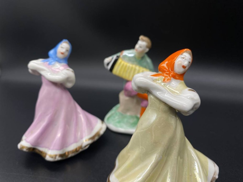 Комплект из трёх статуэток «Русский перепляс» ("Плясунья", "Гармонист"), скульптор Бржезицкая А. Д., Дулевский фарфоровый завод (Дулёво)