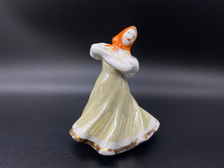 Комплект из трёх статуэток «Русский перепляс» ("Плясунья", "Гармонист"), скульптор Бржезицкая А. Д., Дулевский фарфоровый завод (Дулёво)