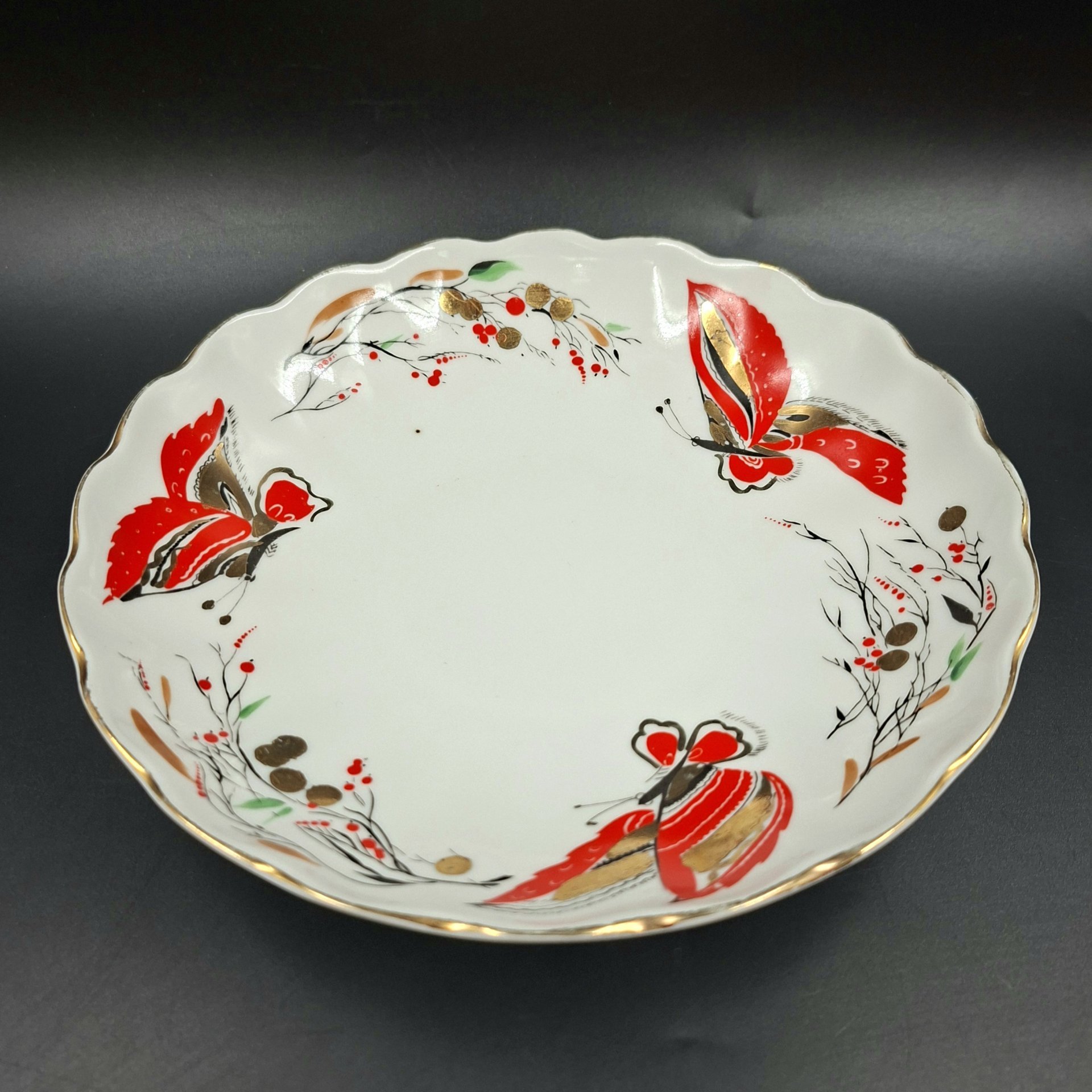 Блюдо (сухарница) "Бабочки", автор росписи Л.И. Григорьева, фарфор, деколь, роспись, золочение, Ленинградский фарфоровый завод (ЛФЗ), СССР, 1970-1992 гг.