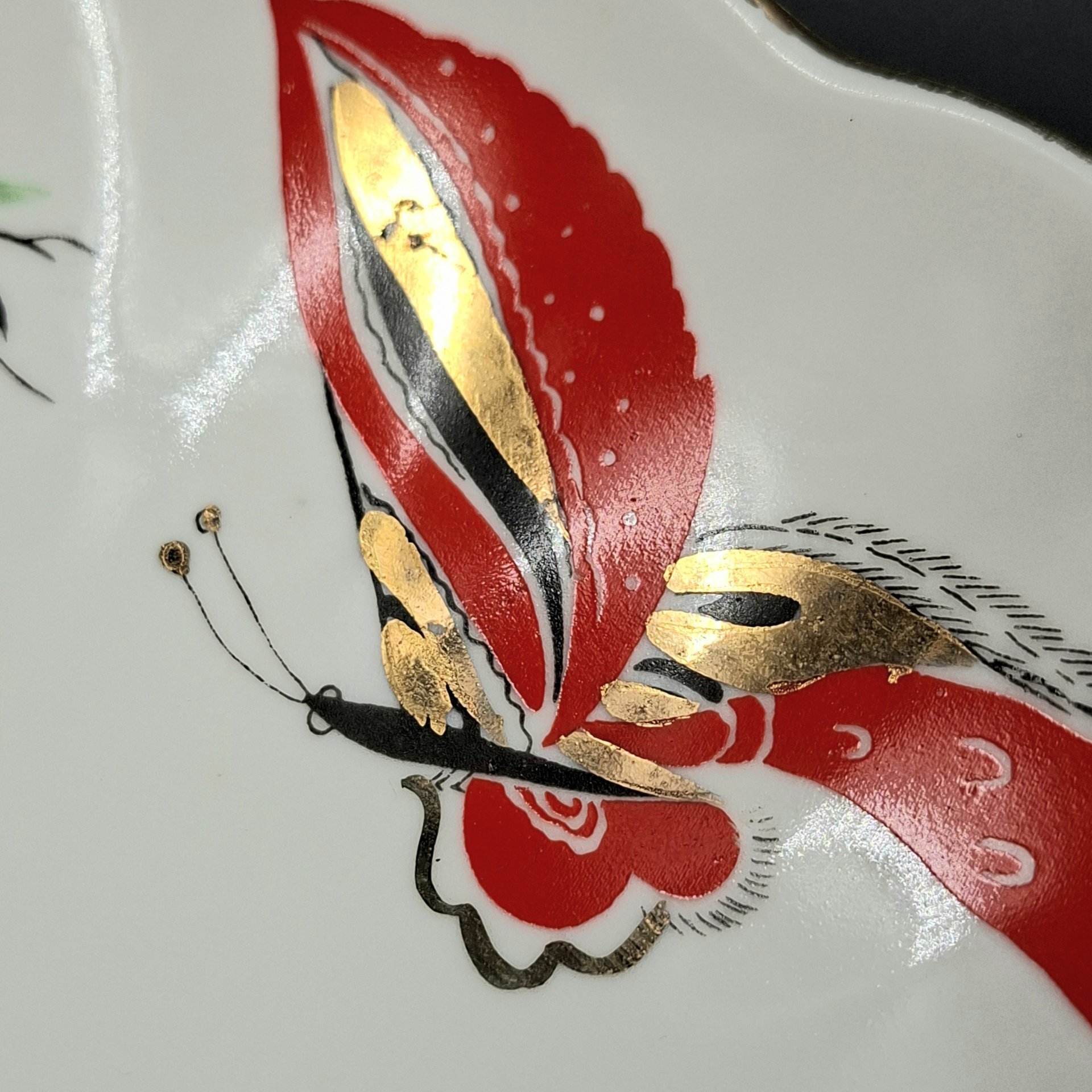 Блюдо (сухарница) "Бабочки", автор росписи Л.И. Григорьева, фарфор, деколь, роспись, золочение, Ленинградский фарфоровый завод (ЛФЗ), СССР, 1970-1992 гг.