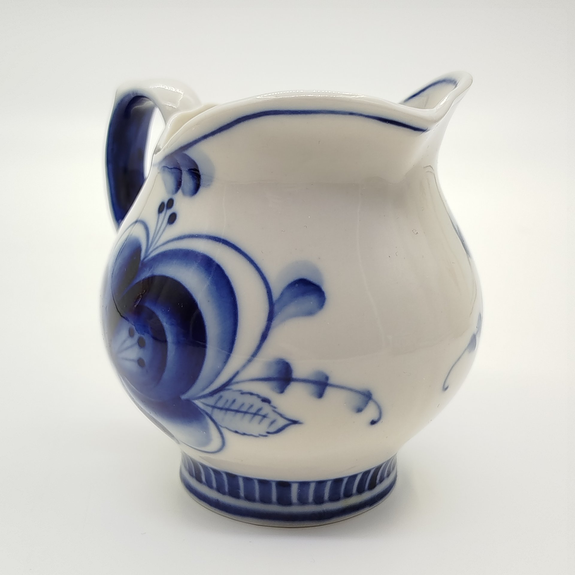 Сливочник (молочник) с цветочным декором