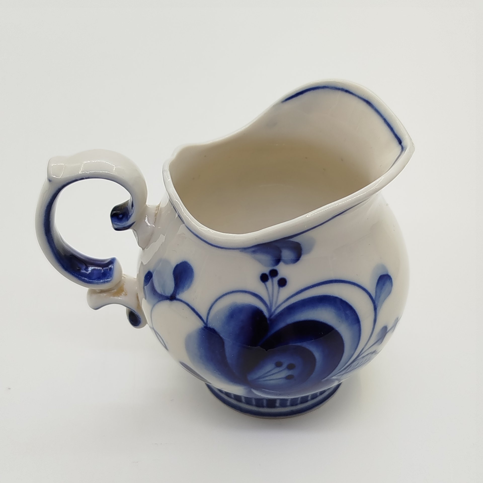 Сливочник (молочник) с цветочным декором