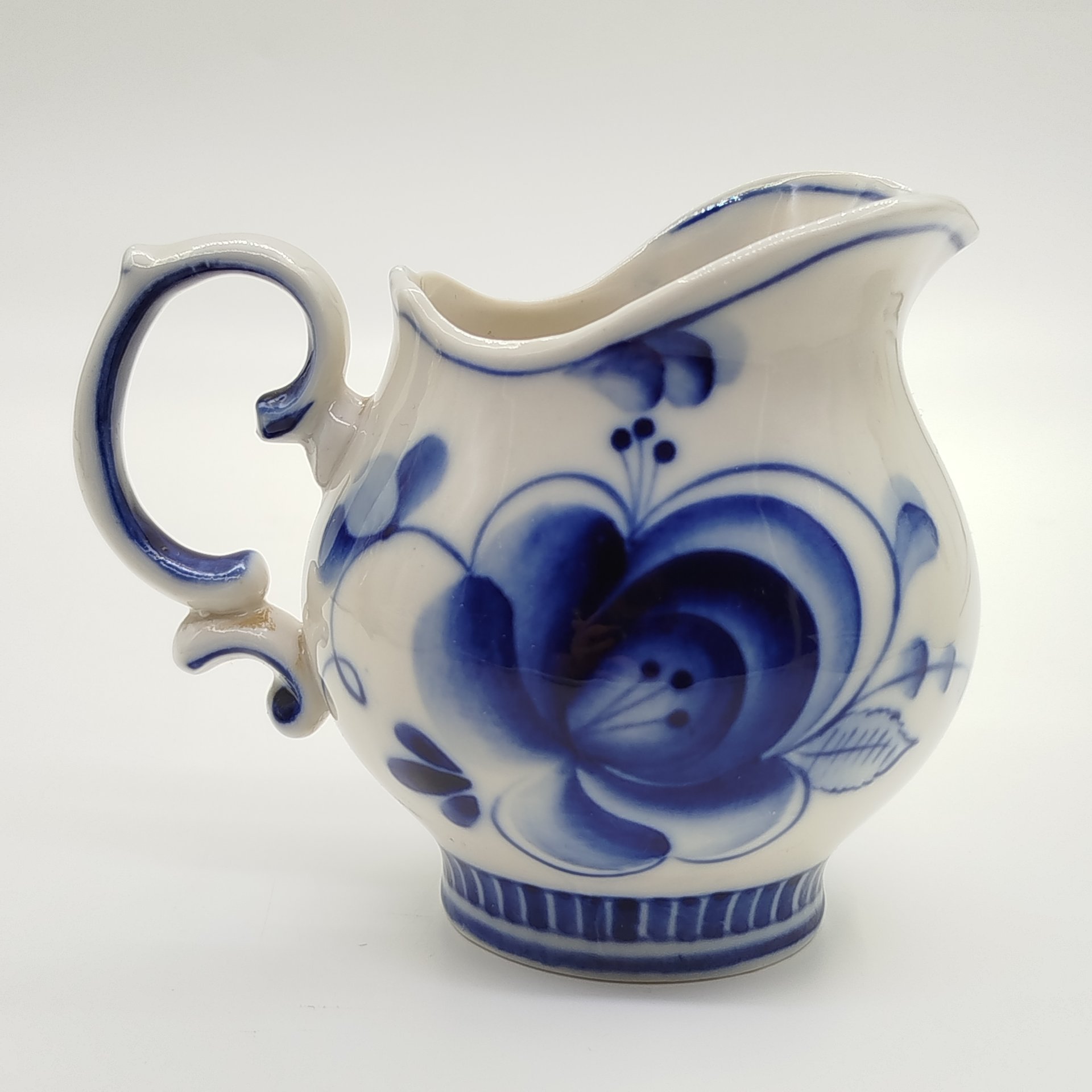 Сливочник (молочник) с цветочным декором