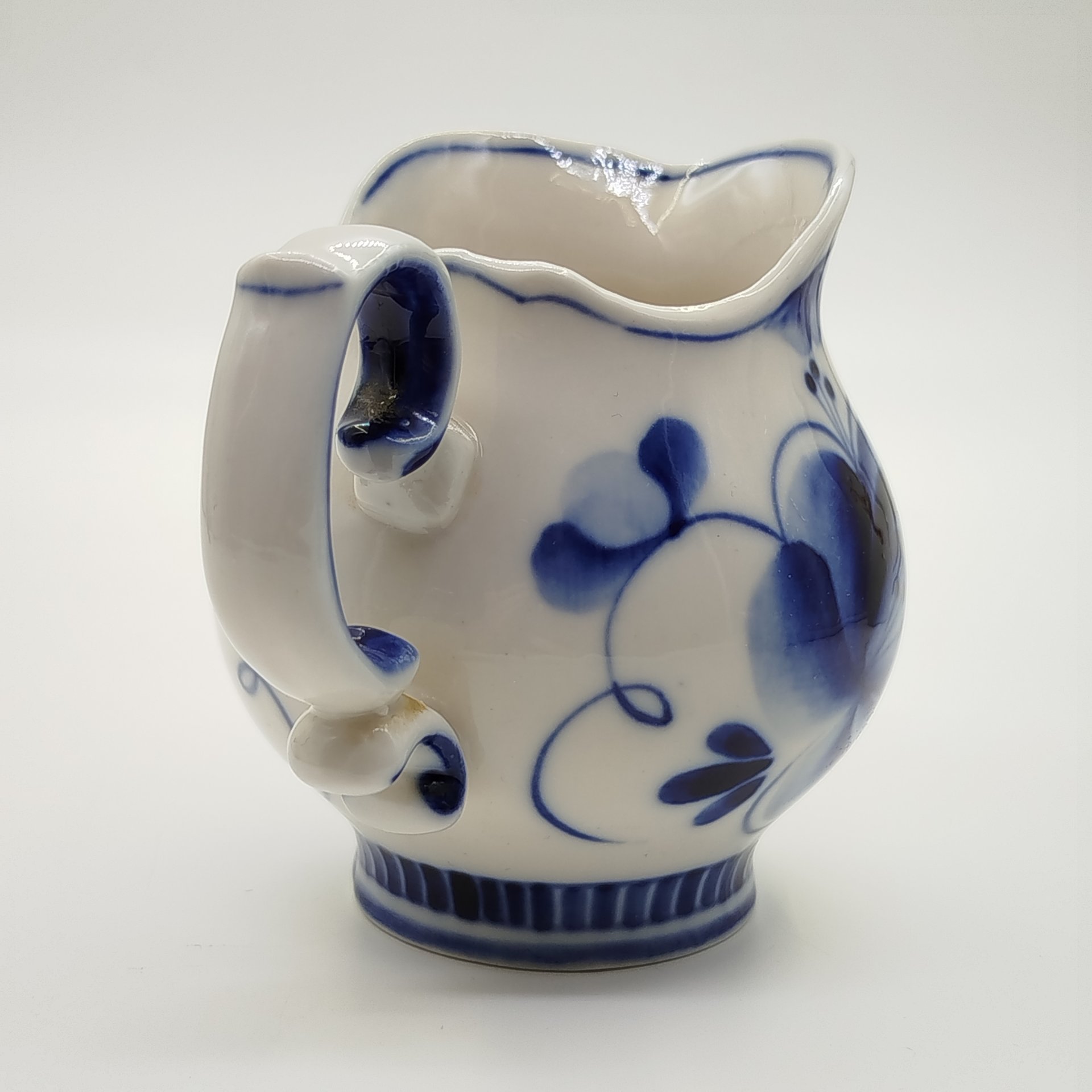 Сливочник (молочник) с цветочным декором