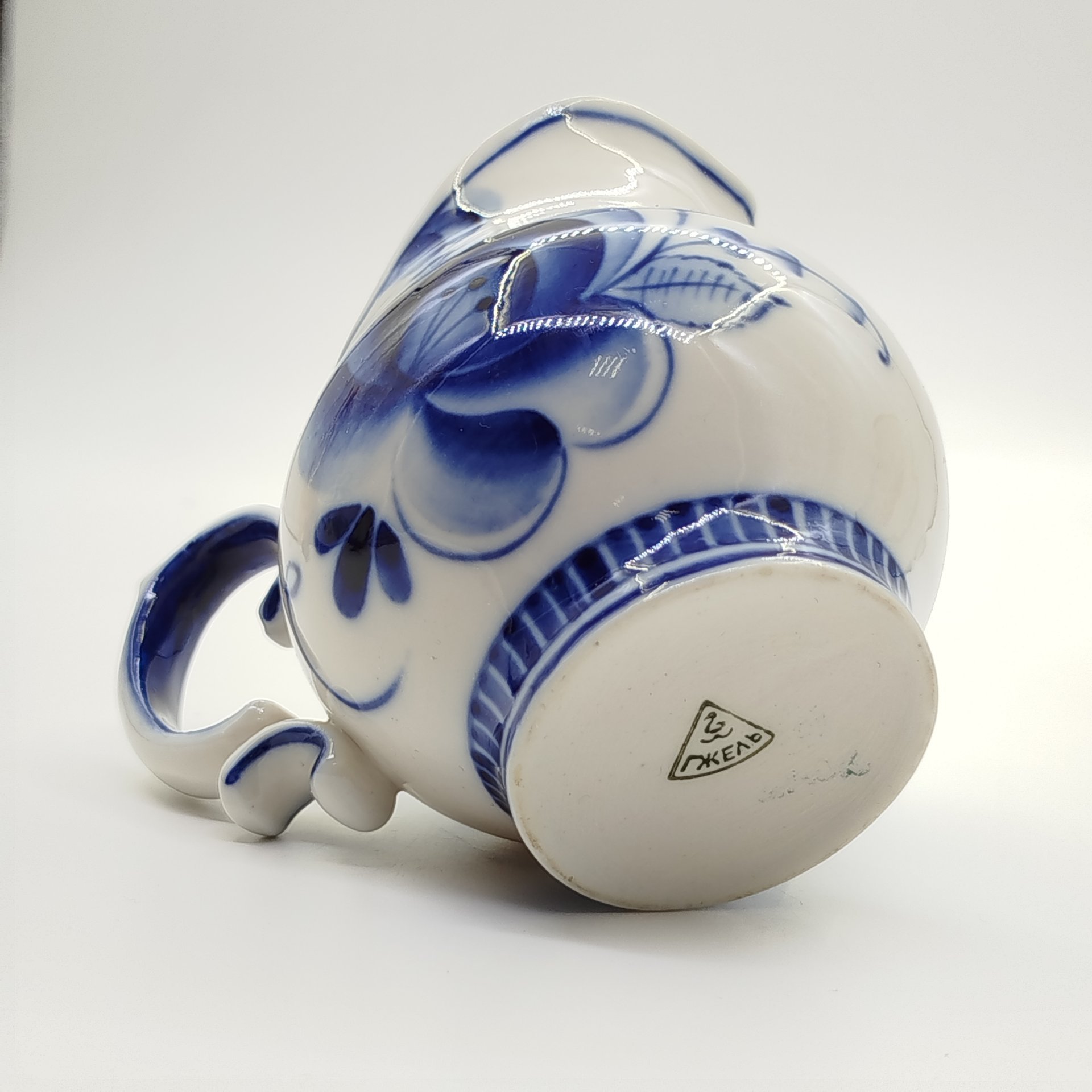 Сливочник (молочник) с цветочным декором