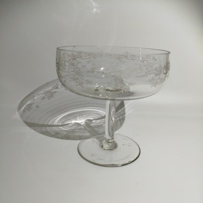 Конфетница на высокой ножке, декорированная растительным узором, стекло, гравировка, Российская империя, 1900-1915 гг.