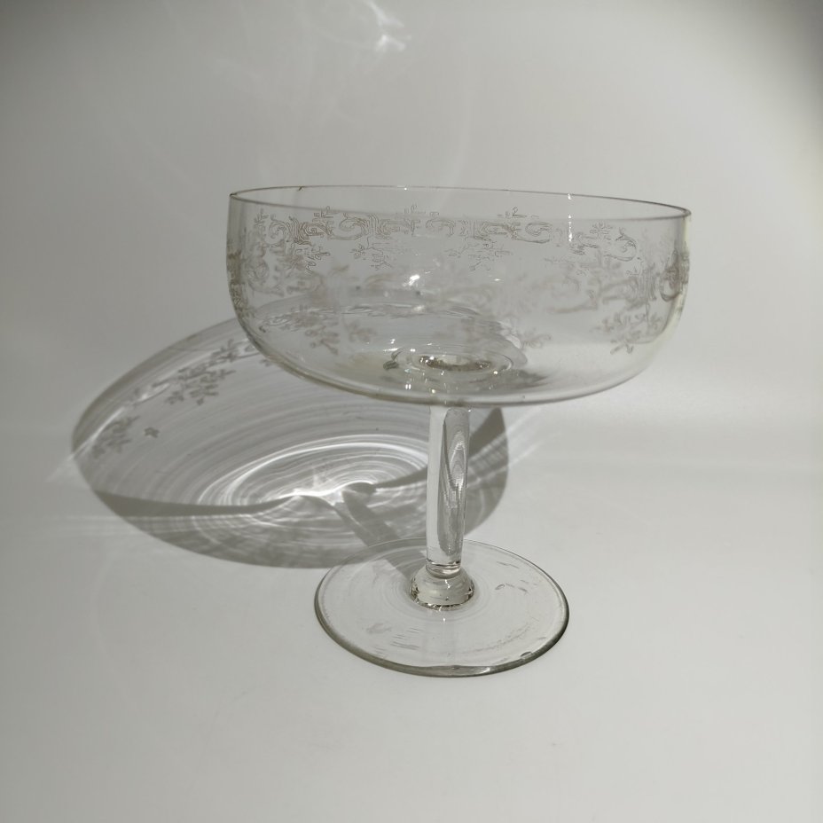 Конфетница на высокой ножке, декорированная растительным узором, стекло, гравировка, Российская империя, 1900-1915 гг.