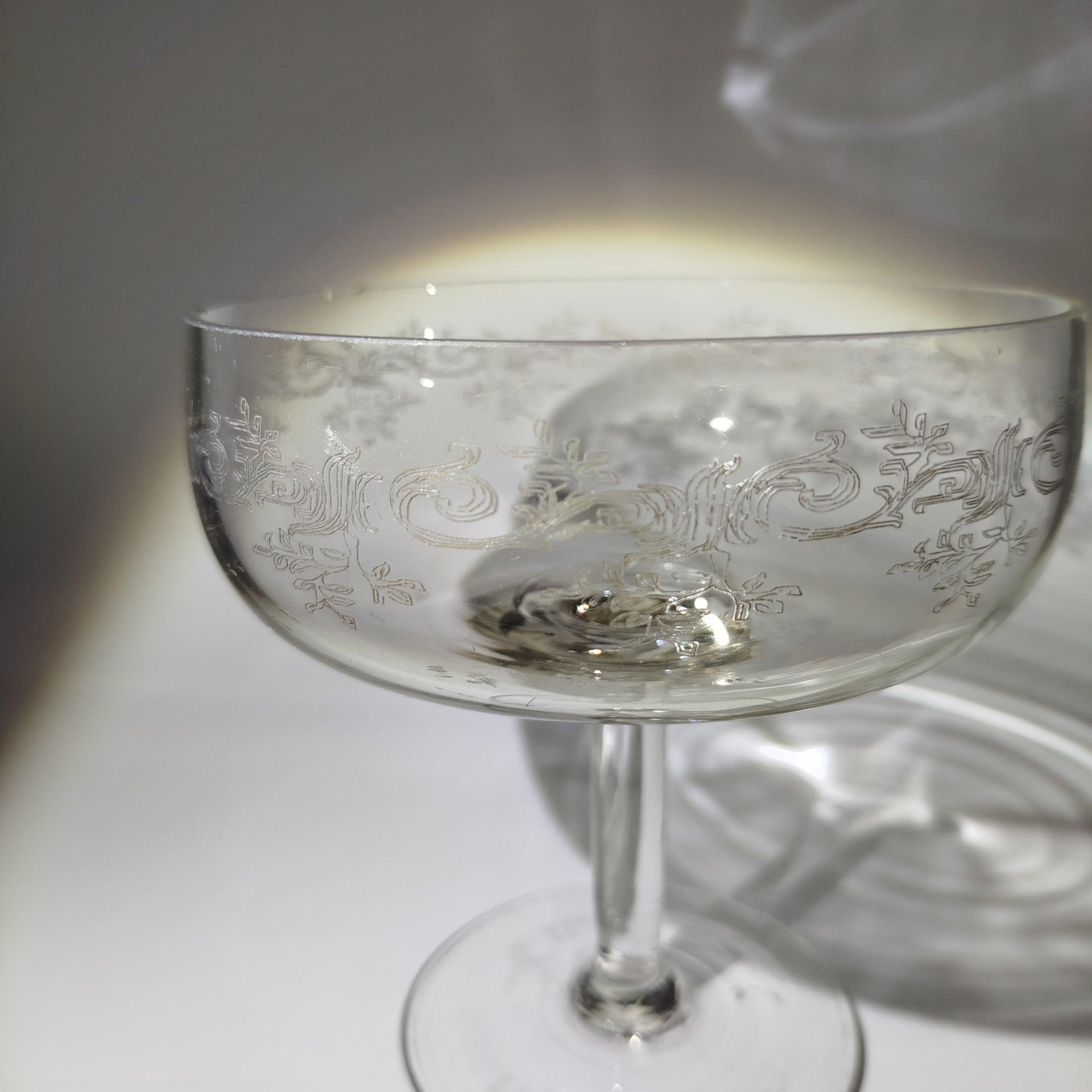 Конфетница на высокой ножке, декорированная растительным узором, стекло, гравировка, Российская империя, 1900-1915 гг.