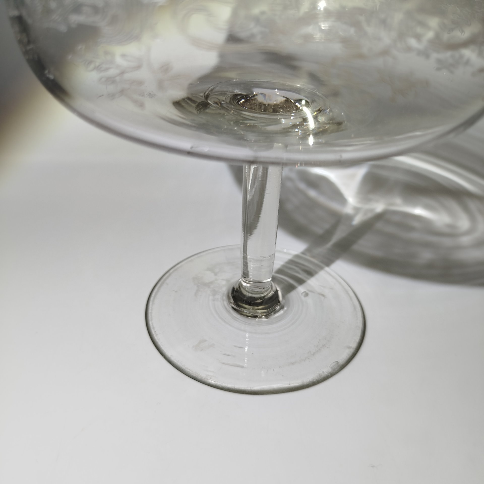 Конфетница на высокой ножке, декорированная растительным узором, стекло, гравировка, Российская империя, 1900-1915 гг.