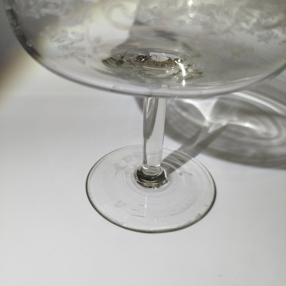 Конфетница на высокой ножке, декорированная растительным узором