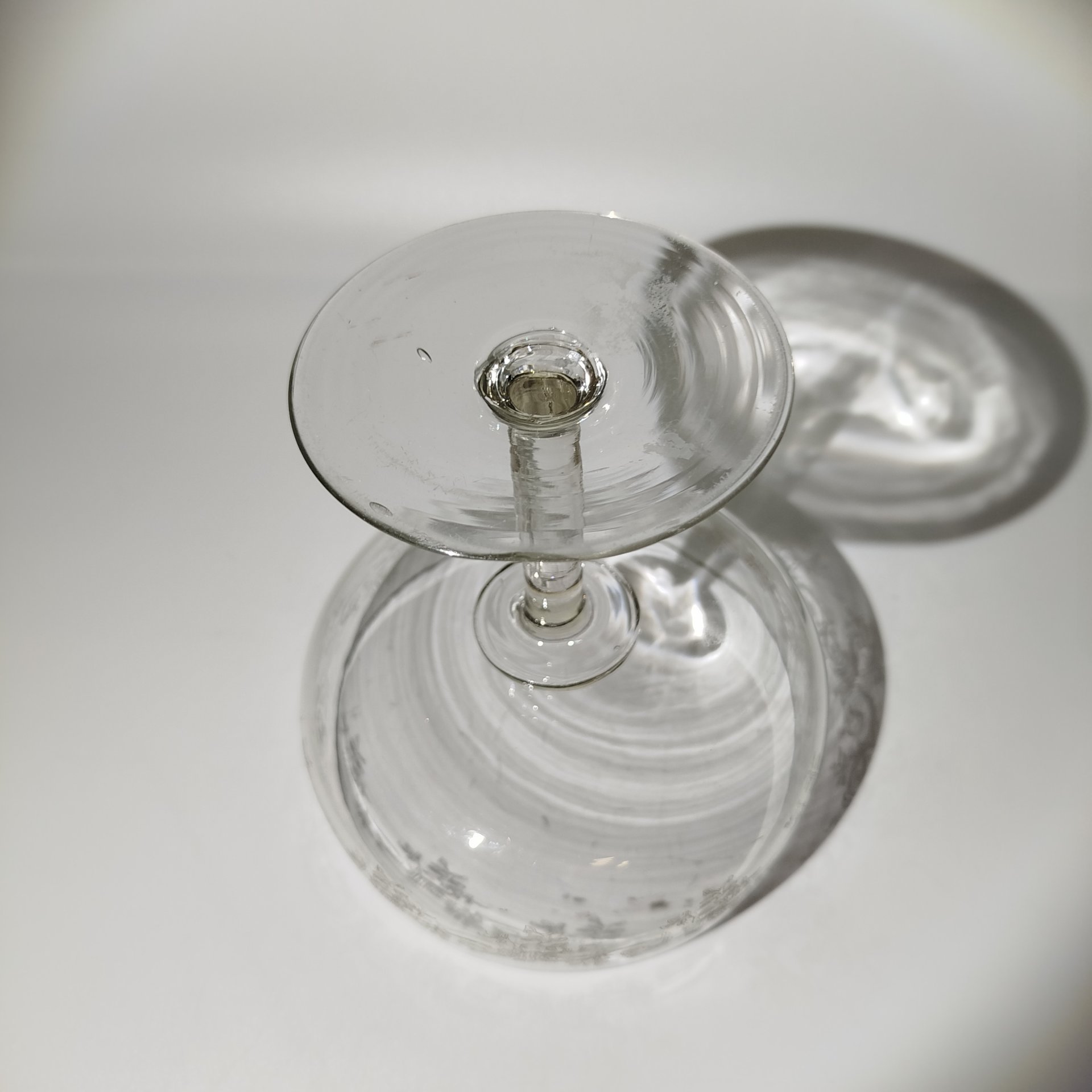 Конфетница на высокой ножке, декорированная растительным узором, стекло, гравировка, Российская империя, 1900-1915 гг.