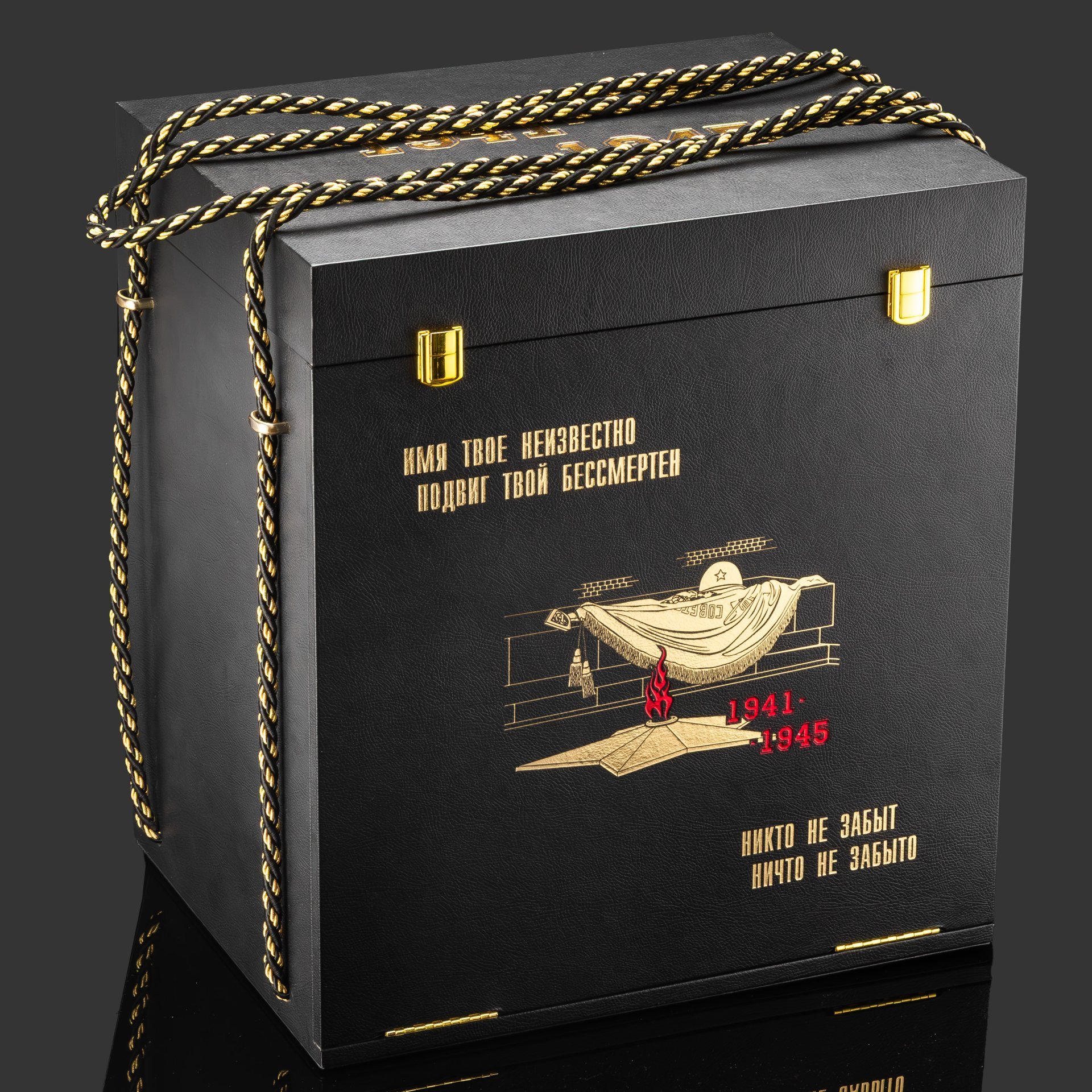 Подарочный набор  "Бессмертный полк" в 4-х томах в коробе, бумага, кожаный переплет, тиснение, золочение, обрез с принтом; на подставке из дерева, обтянутой кожей, в подарочном деревянном  коробе, Российская Федерация, 2025 г.