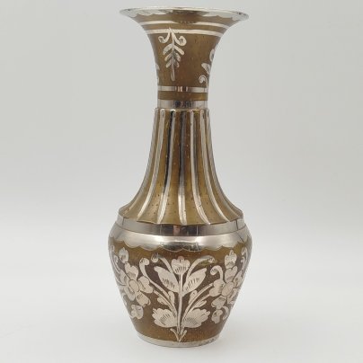 Ваза в восточном стиле, украшенная изображением цветов