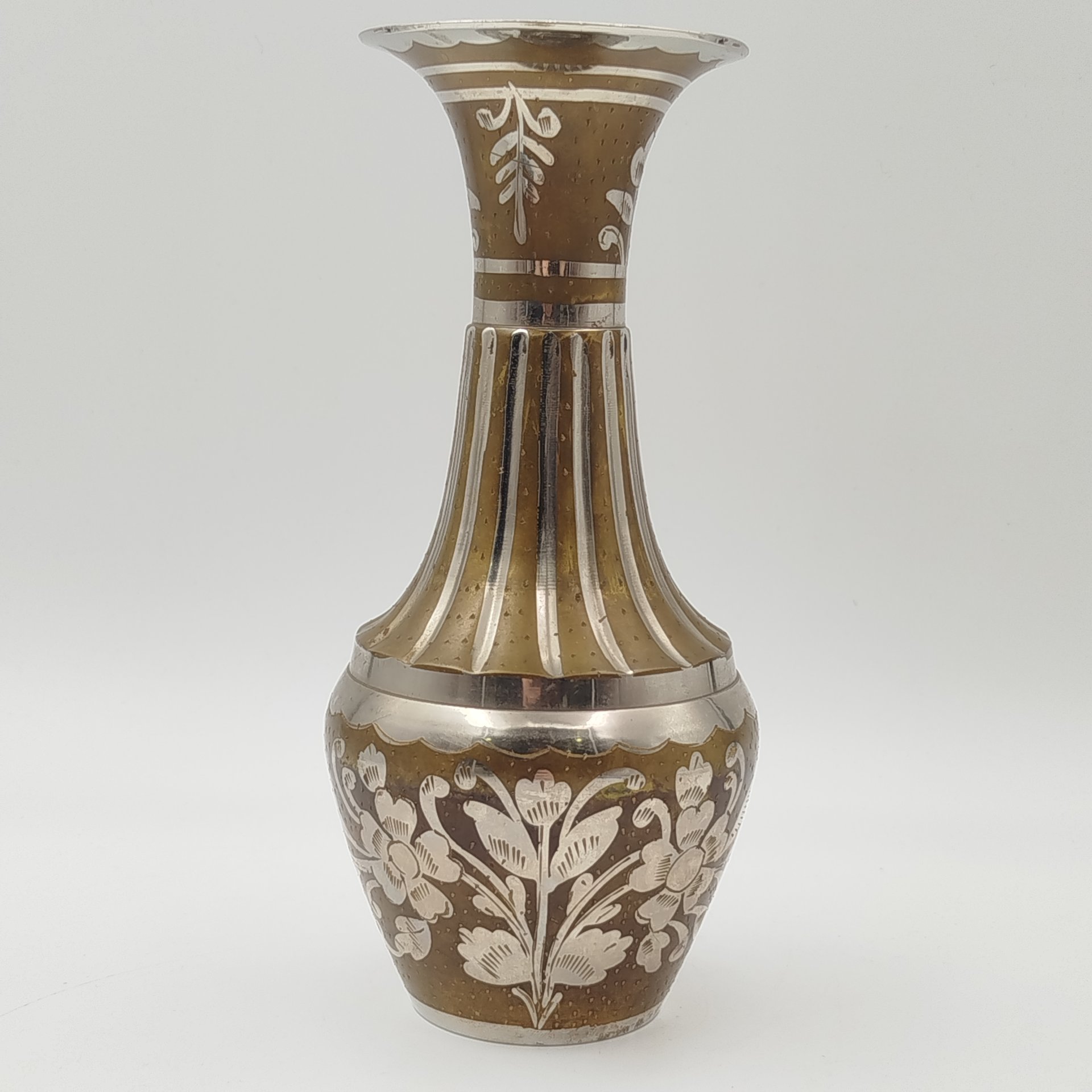 Ваза в восточном стиле, украшенная изображением цветов