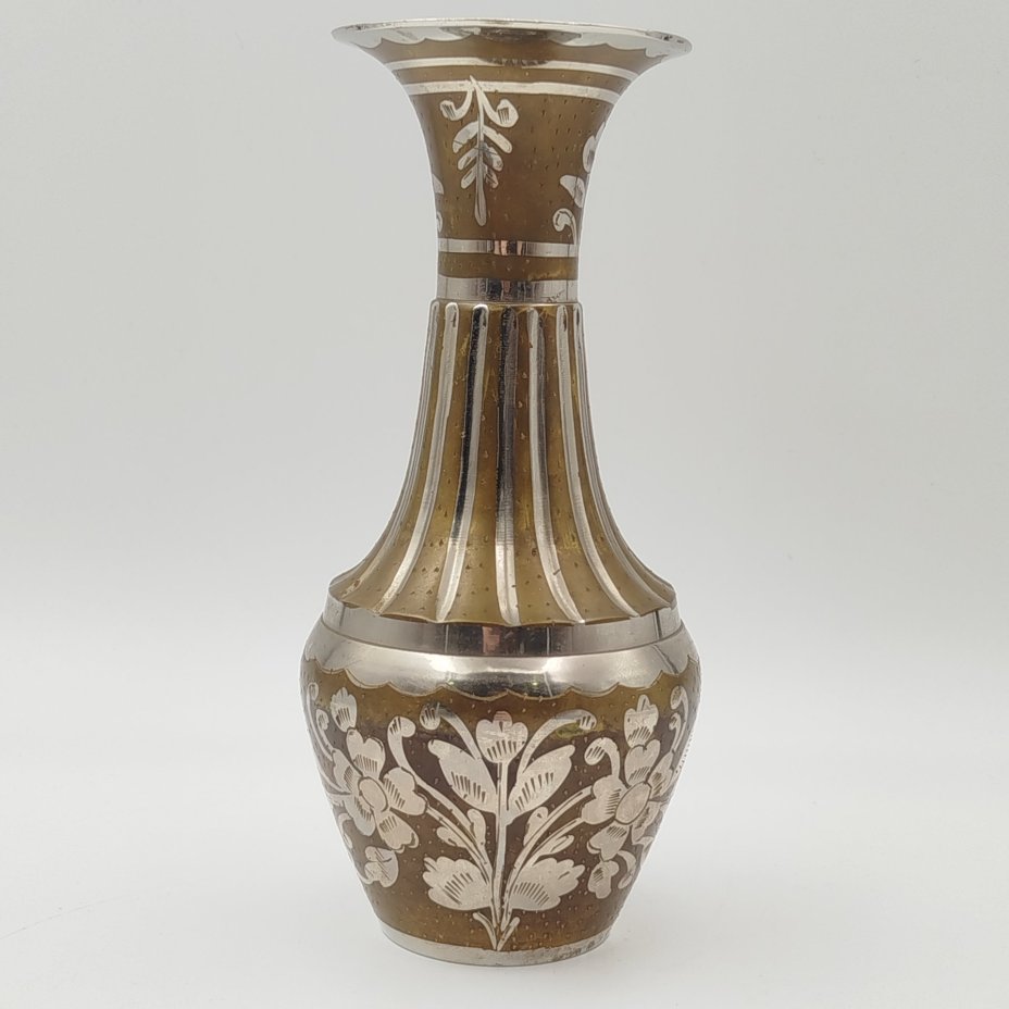 Ваза в восточном стиле, украшенная изображением цветов