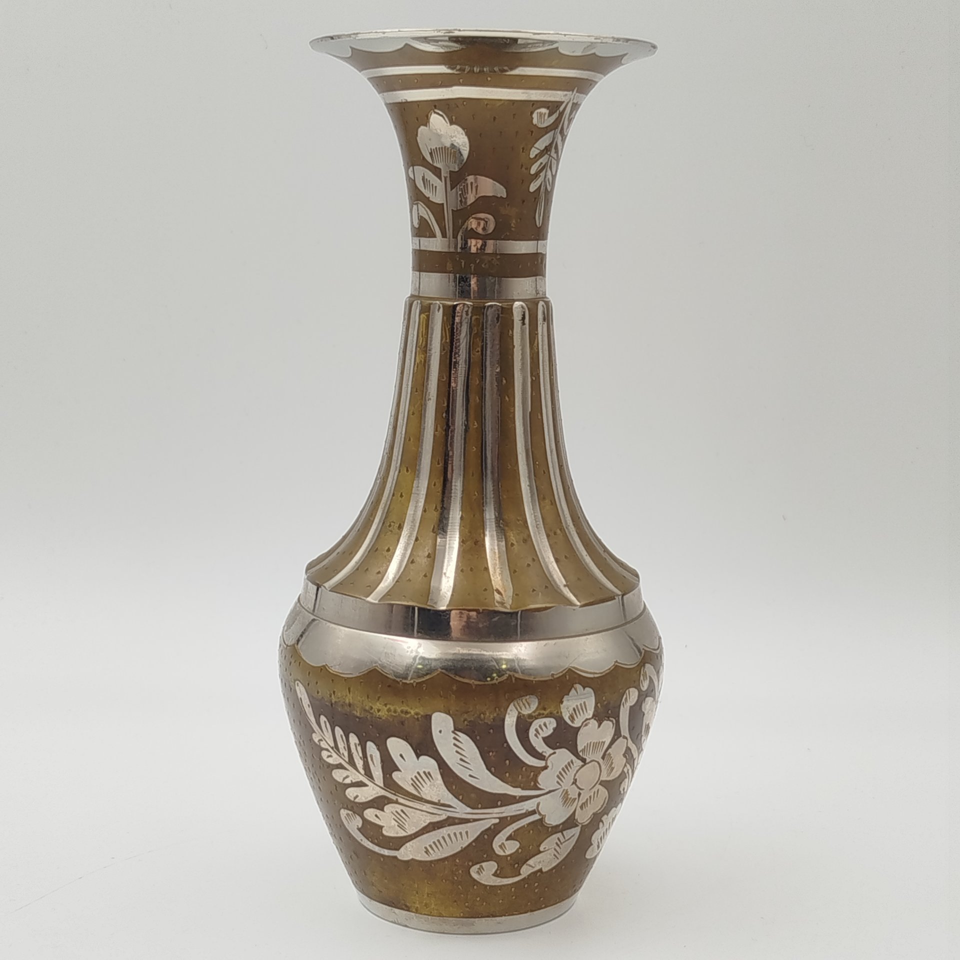 Ваза в восточном стиле, украшенная изображением цветов