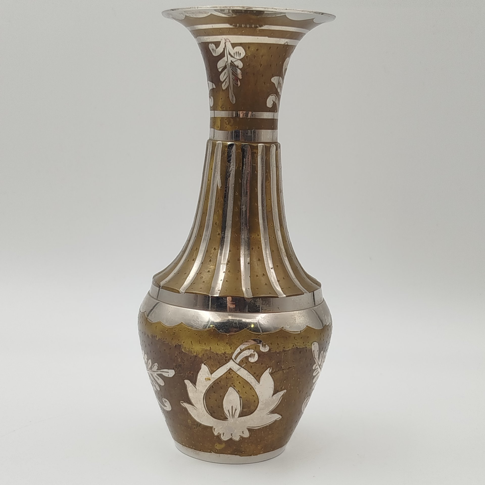 Ваза в восточном стиле, украшенная изображением цветов