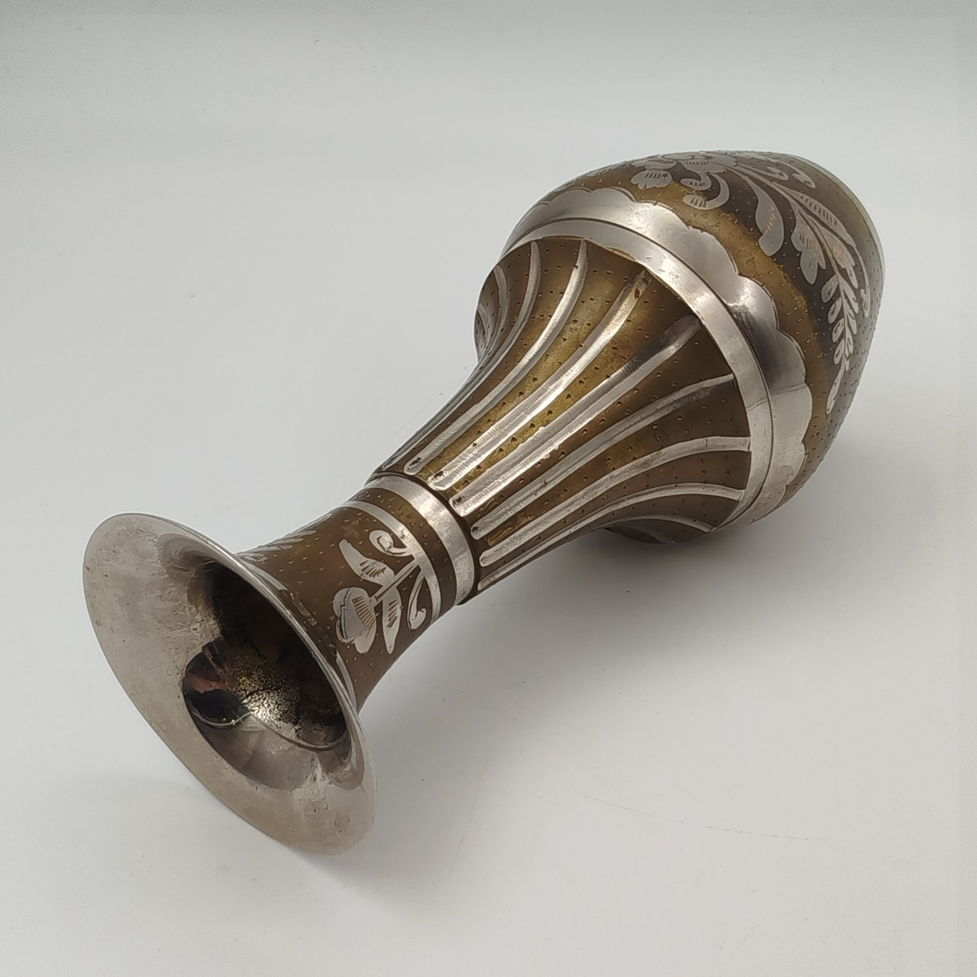 Ваза в восточном стиле, украшенная изображением цветов