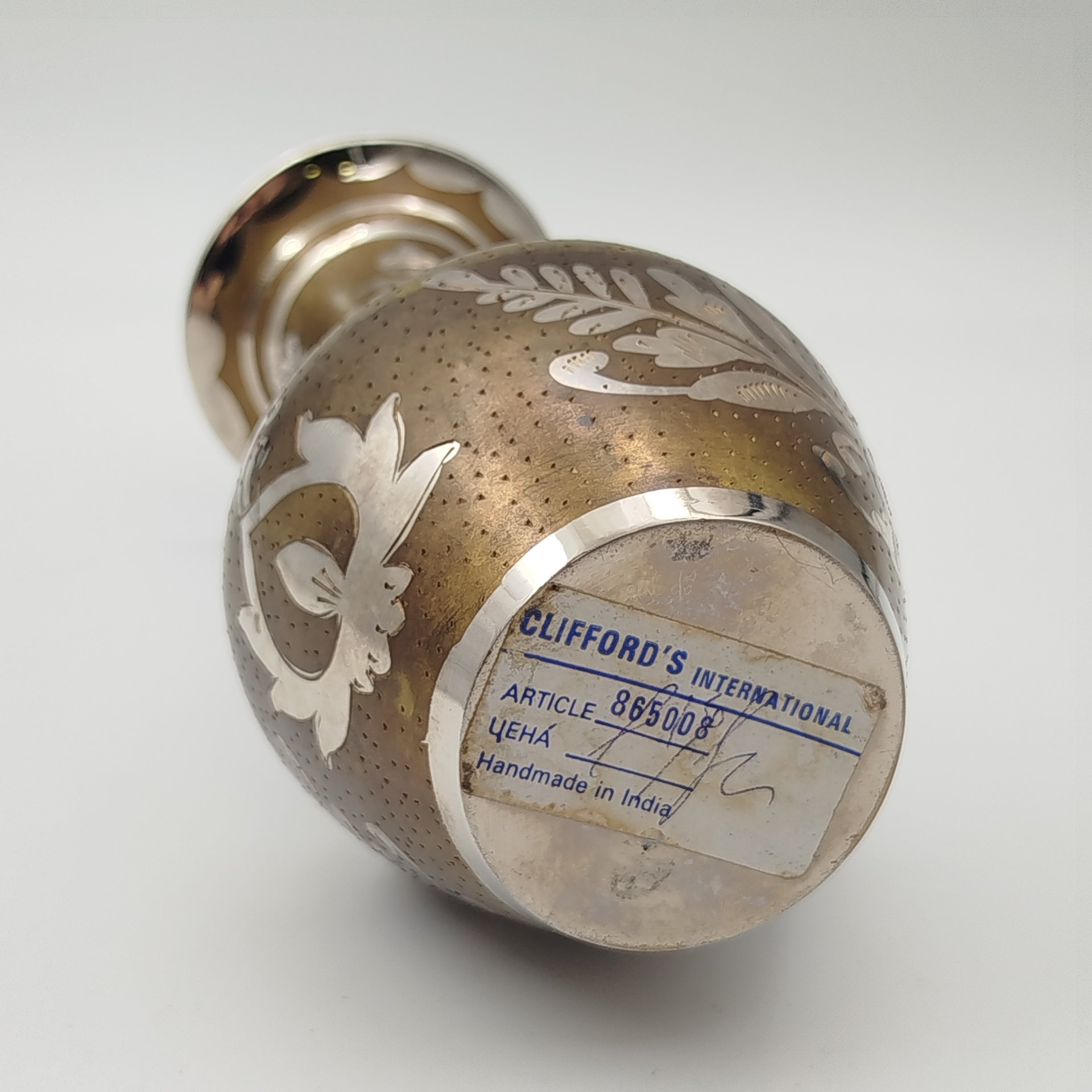 Ваза в восточном стиле, украшенная изображением цветов