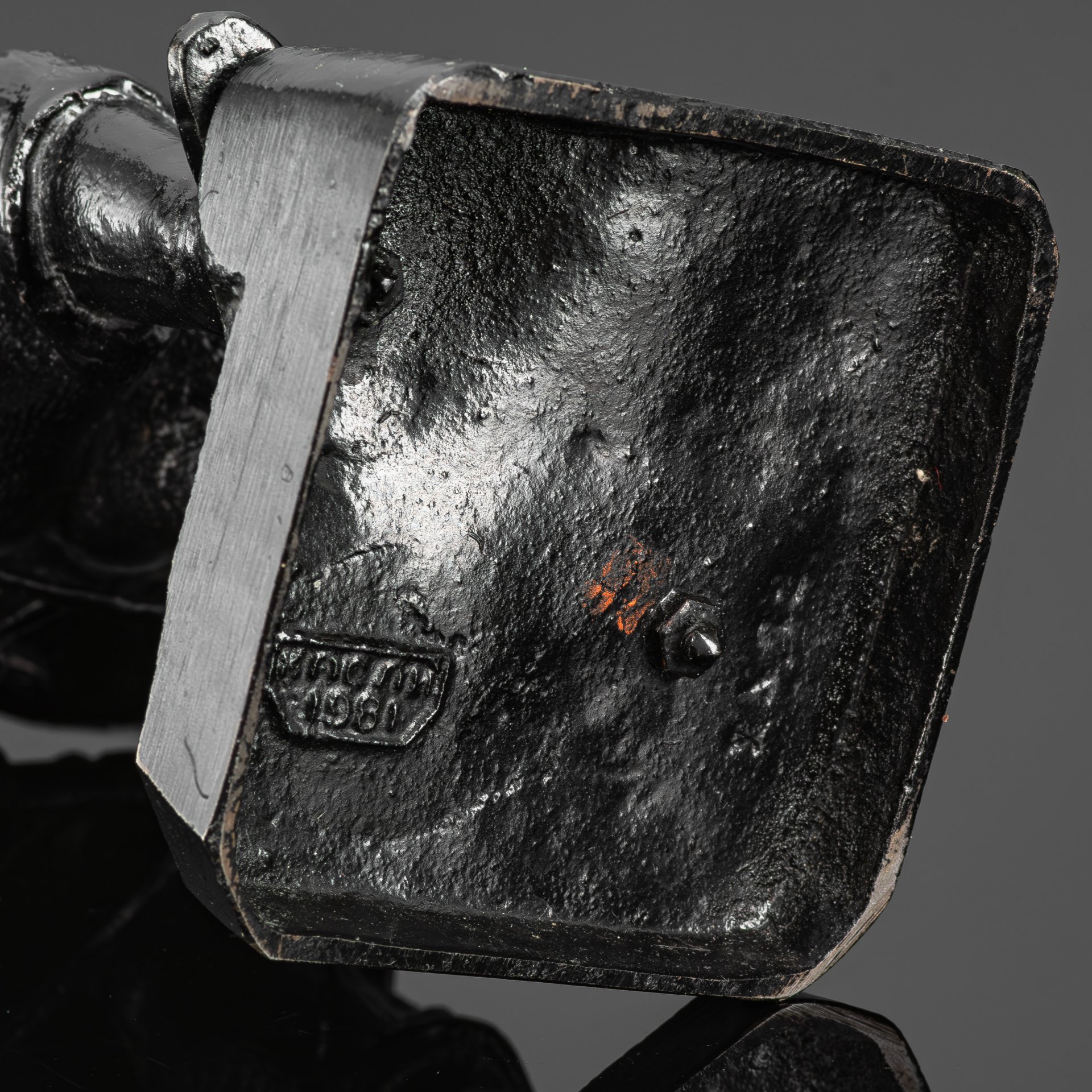 Скульптура "Ермак" ("Ермак покоритель Сибири"), скульптор П.П. Забелло, чугун, "голландская сажа", Каслинский чугунолитейный завод (Касли), СССР, 1981 г.