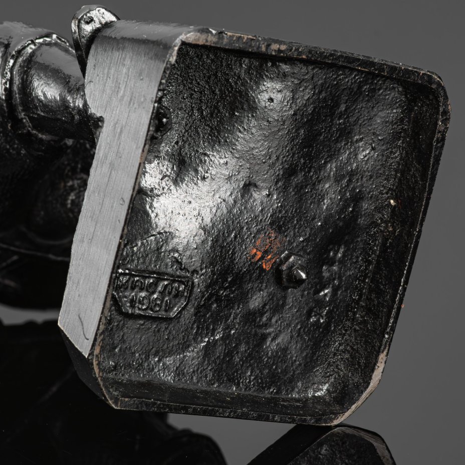 Скульптура "Ермак" ("Ермак покоритель Сибири"), скульптор П.П. Забелло, чугун, "голландская сажа", Каслинский чугунолитейный завод (Касли), СССР, 1981 г.