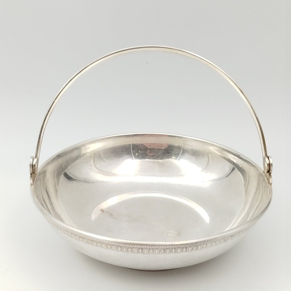 Вазочка (орешница) с ручкой и орнаментом вдоль бортика