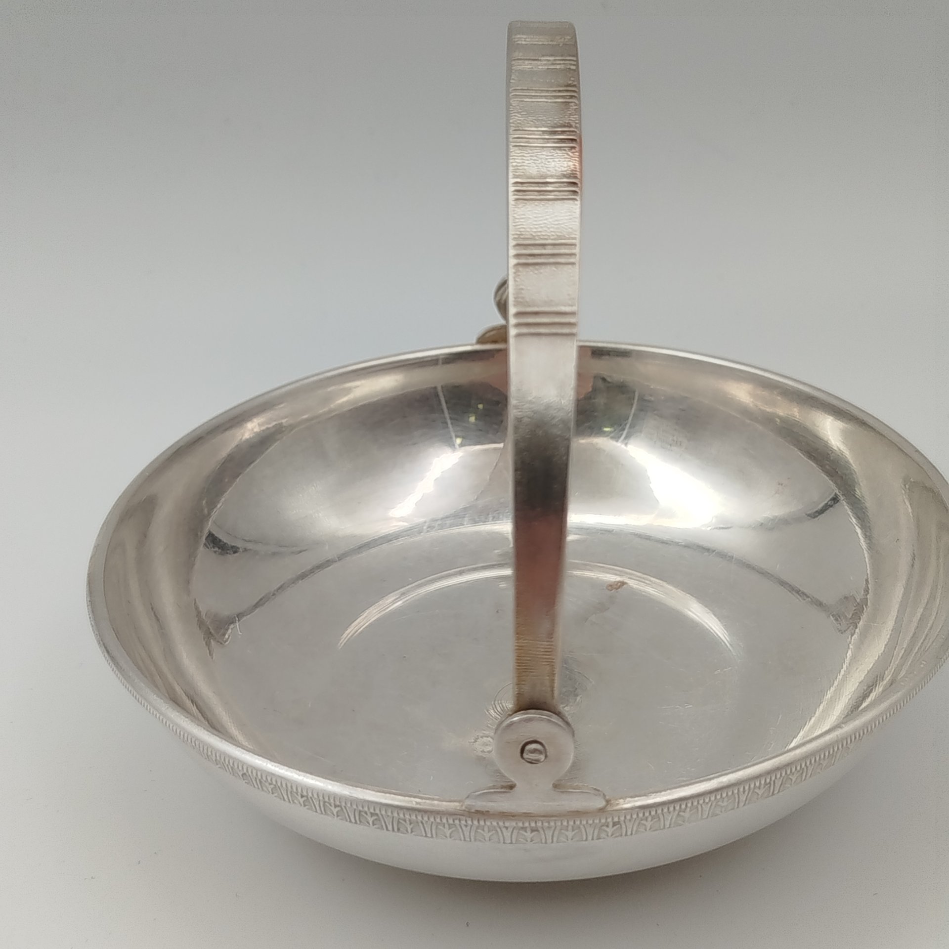 Вазочка (орешница) с ручкой и орнаментом вдоль бортика