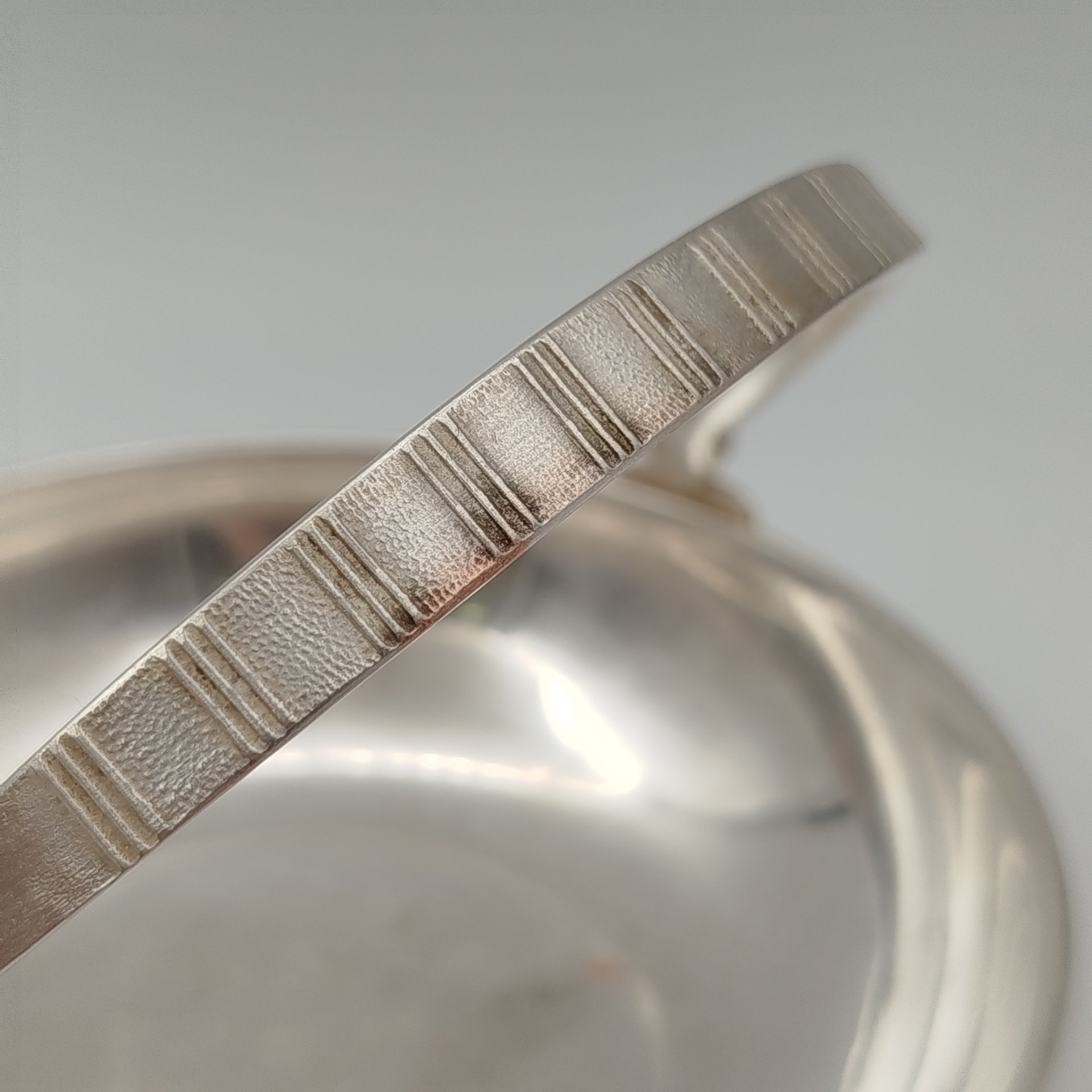 Вазочка (орешница) с ручкой и орнаментом вдоль бортика