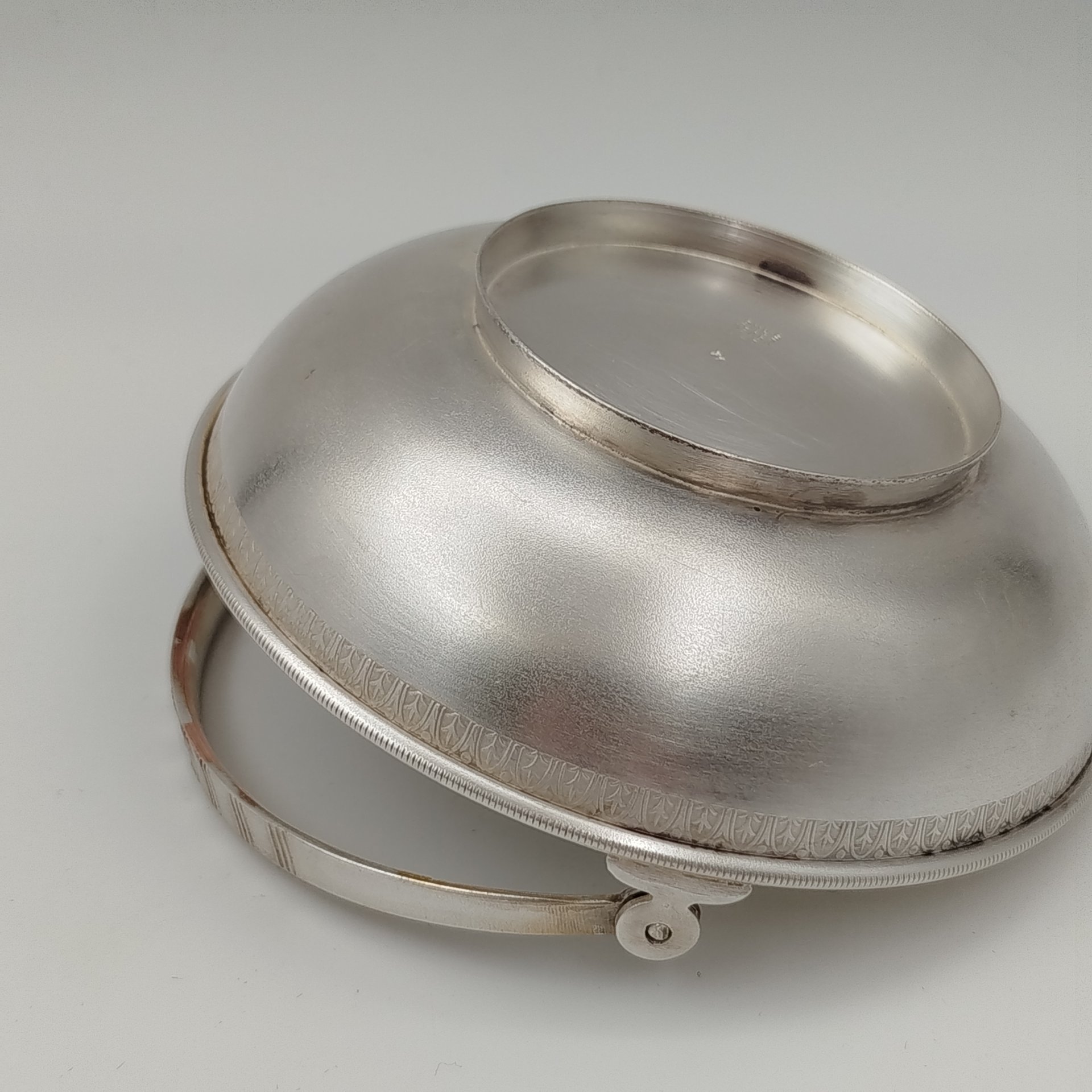 Вазочка (орешница) с ручкой и орнаментом вдоль бортика