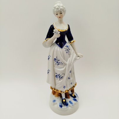 Статуэтка "Девушка с цветком"