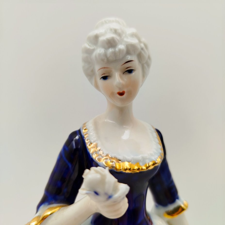 Статуэтка "Девушка с цветком"