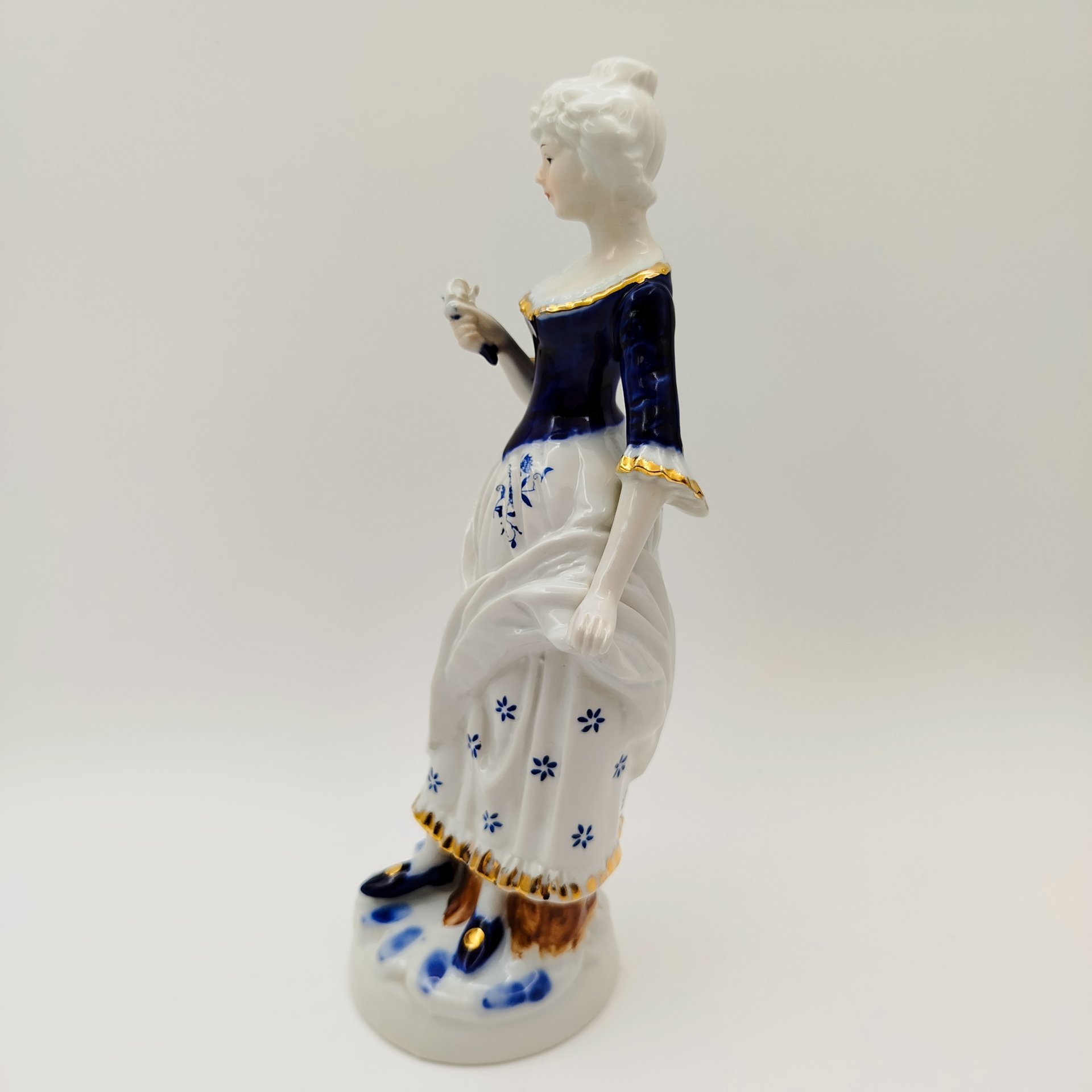 Статуэтка "Девушка с цветком"