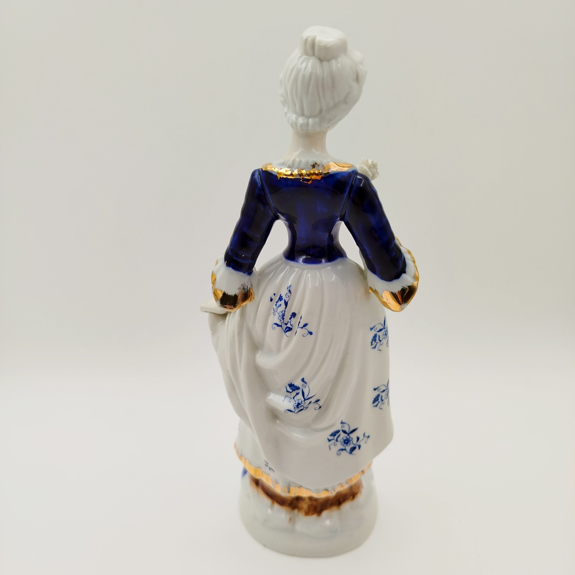 Статуэтка "Девушка с цветком"