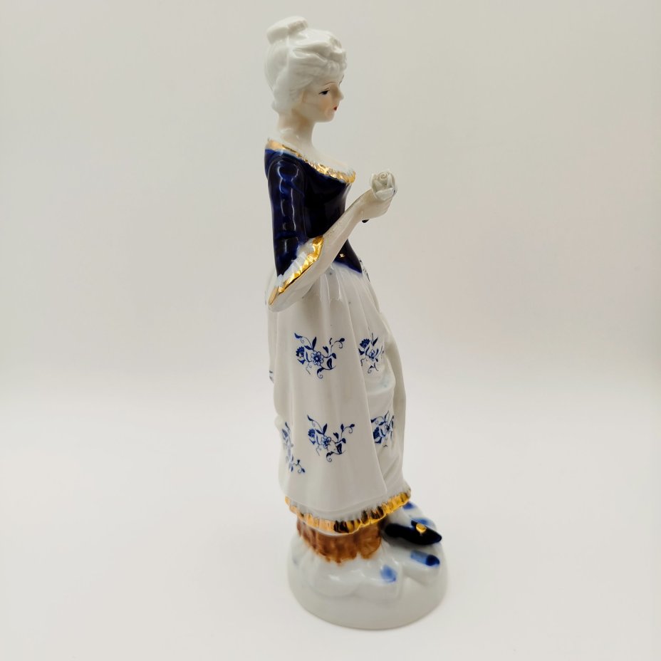 Статуэтка "Девушка с цветком"