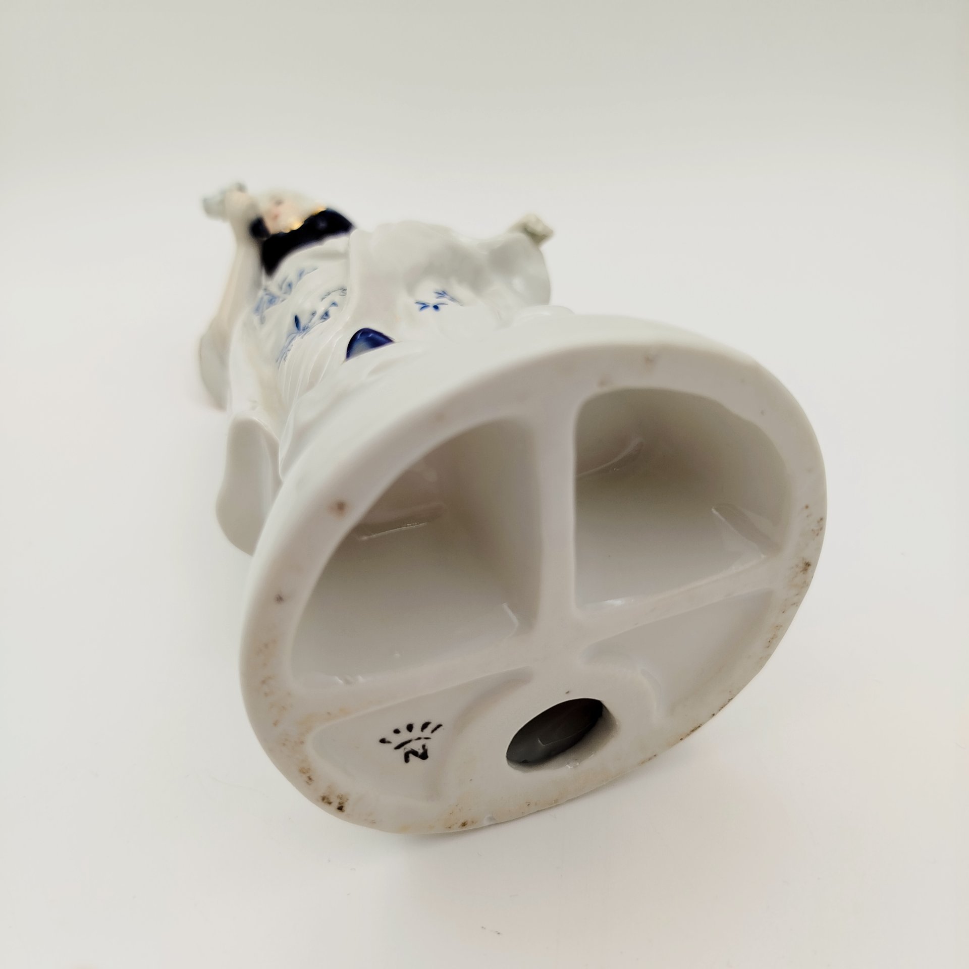 Статуэтка "Девушка с цветком"