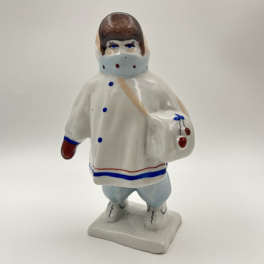 Статуэтка "Ребенок с муфтой" ("Укутыш"), фарфор, роспись, Артель «Прогресс», СССР, 1950-1970 гг.