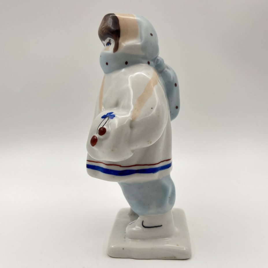 Статуэтка "Ребенок с муфтой" ("Укутыш"), фарфор, роспись, Артель «Прогресс», СССР, 1950-1970 гг.