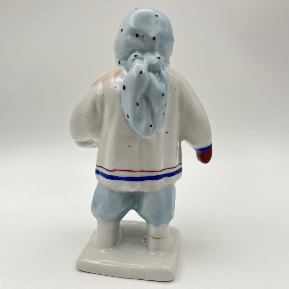 Статуэтка "Ребенок с муфтой" ("Укутыш"), фарфор, роспись, Артель «Прогресс», СССР, 1950-1970 гг.