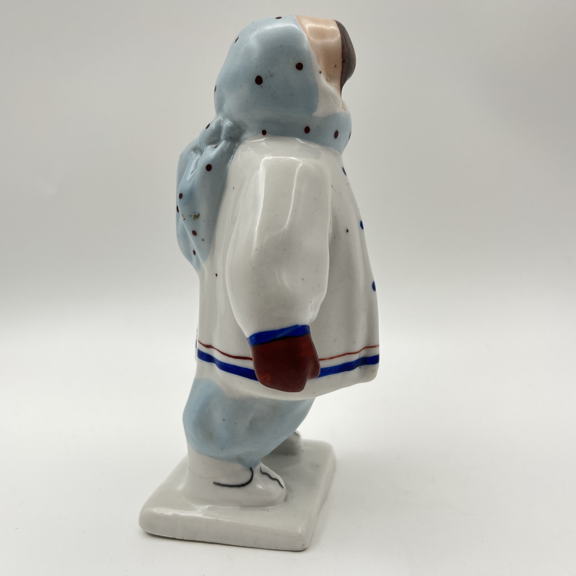 Статуэтка "Ребенок с муфтой" ("Укутыш"), фарфор, роспись, Артель «Прогресс», СССР, 1950-1970 гг.