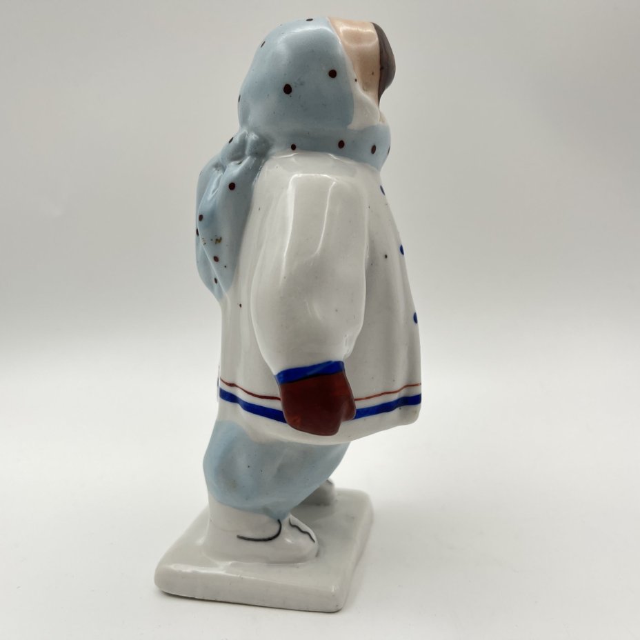 Статуэтка "Ребенок с муфтой" ("Укутыш"), фарфор, роспись, Артель «Прогресс», СССР, 1950-1970 гг.