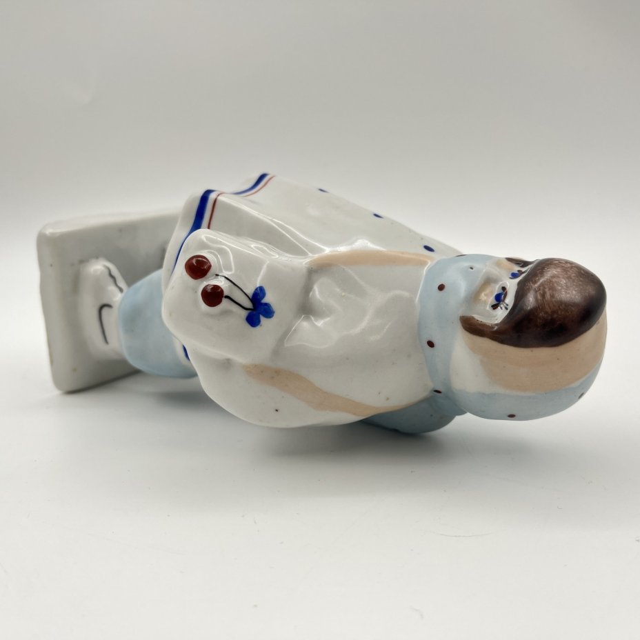 Статуэтка "Ребенок с муфтой" ("Укутыш"), фарфор, роспись, Артель «Прогресс», СССР, 1950-1970 гг.