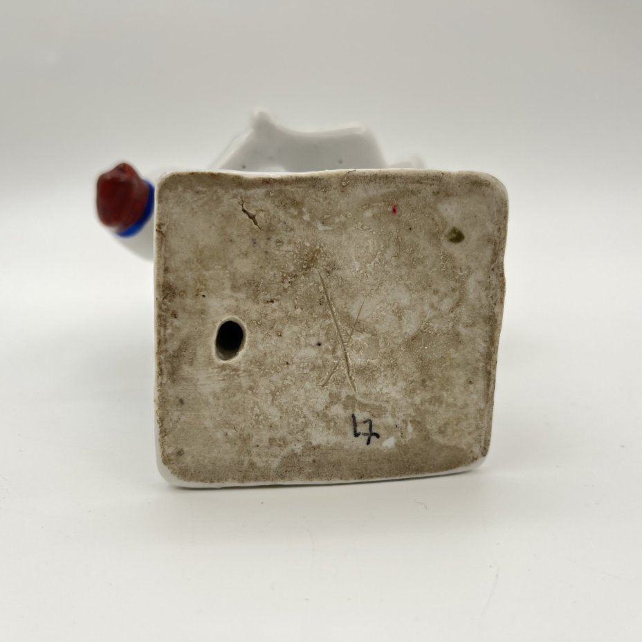 Статуэтка "Ребенок с муфтой" ("Укутыш"), фарфор, роспись, Артель «Прогресс», СССР, 1950-1970 гг.