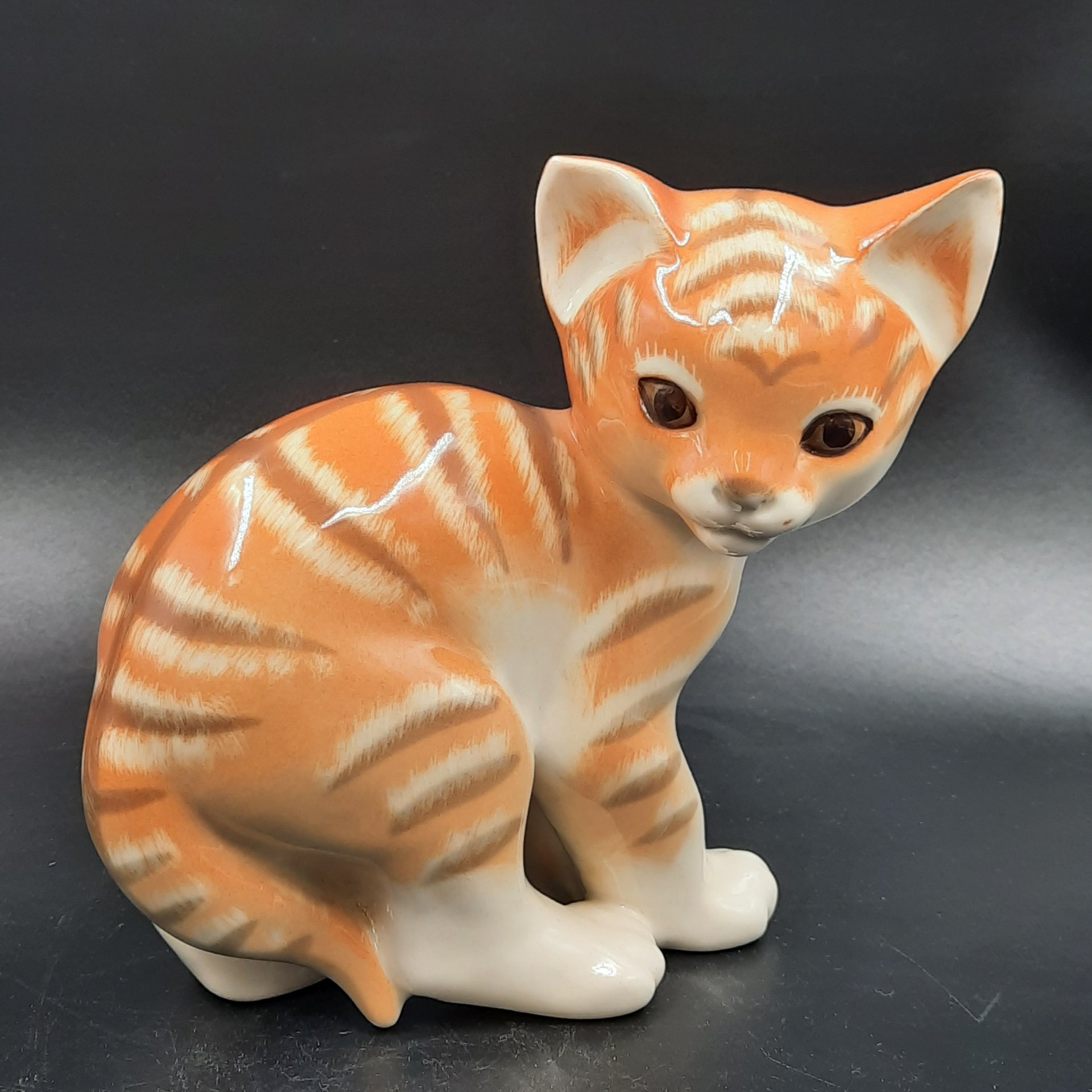 Статуэтка "Котёнок" ("Рыжий котёнок"), скульптор П.П. Веселов, художник В.М. Жбанов, фарфор, роспись, Ленинградский фарфоровый завод (ЛФЗ), СССР, 1970-1990 гг., Ленинградский фарфоровый завод (ЛФЗ)