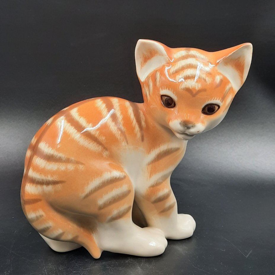 Статуэтка "Котёнок" ("Рыжий котёнок"), скульптор П.П. Веселов, художник В.М. Жбанов, фарфор, роспись, Ленинградский фарфоровый завод (ЛФЗ), СССР, 1970-1990 гг., Ленинградский фарфоровый завод (ЛФЗ)
