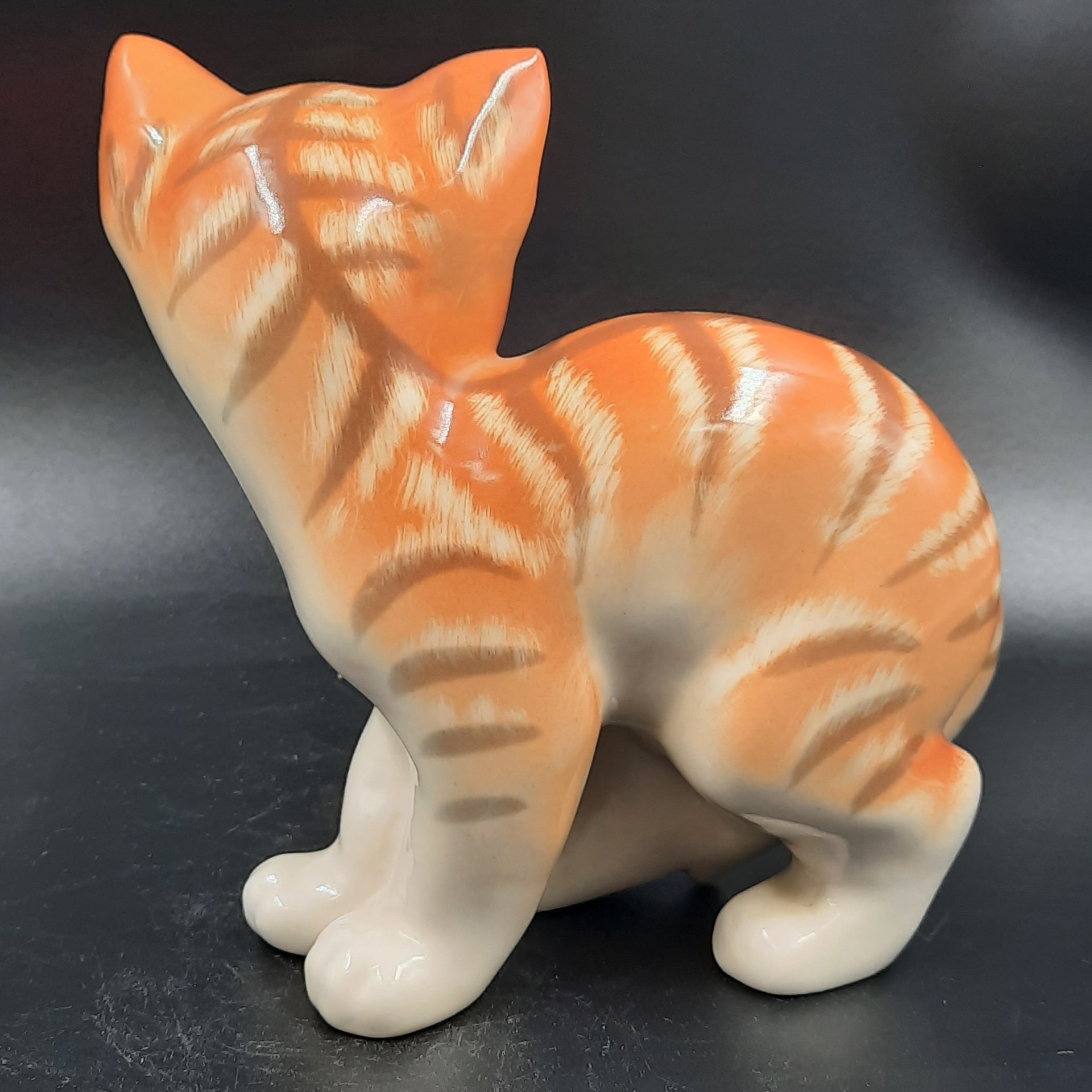 Статуэтка "Котёнок" ("Рыжий котёнок"), скульптор П.П. Веселов, художник В.М. Жбанов, фарфор, роспись, Ленинградский фарфоровый завод (ЛФЗ), СССР, 1970-1990 гг., Ленинградский фарфоровый завод (ЛФЗ)